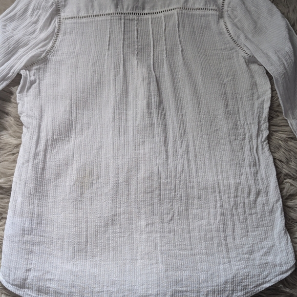 EUC Faherty Willa Top in White - Picture 15 of 16